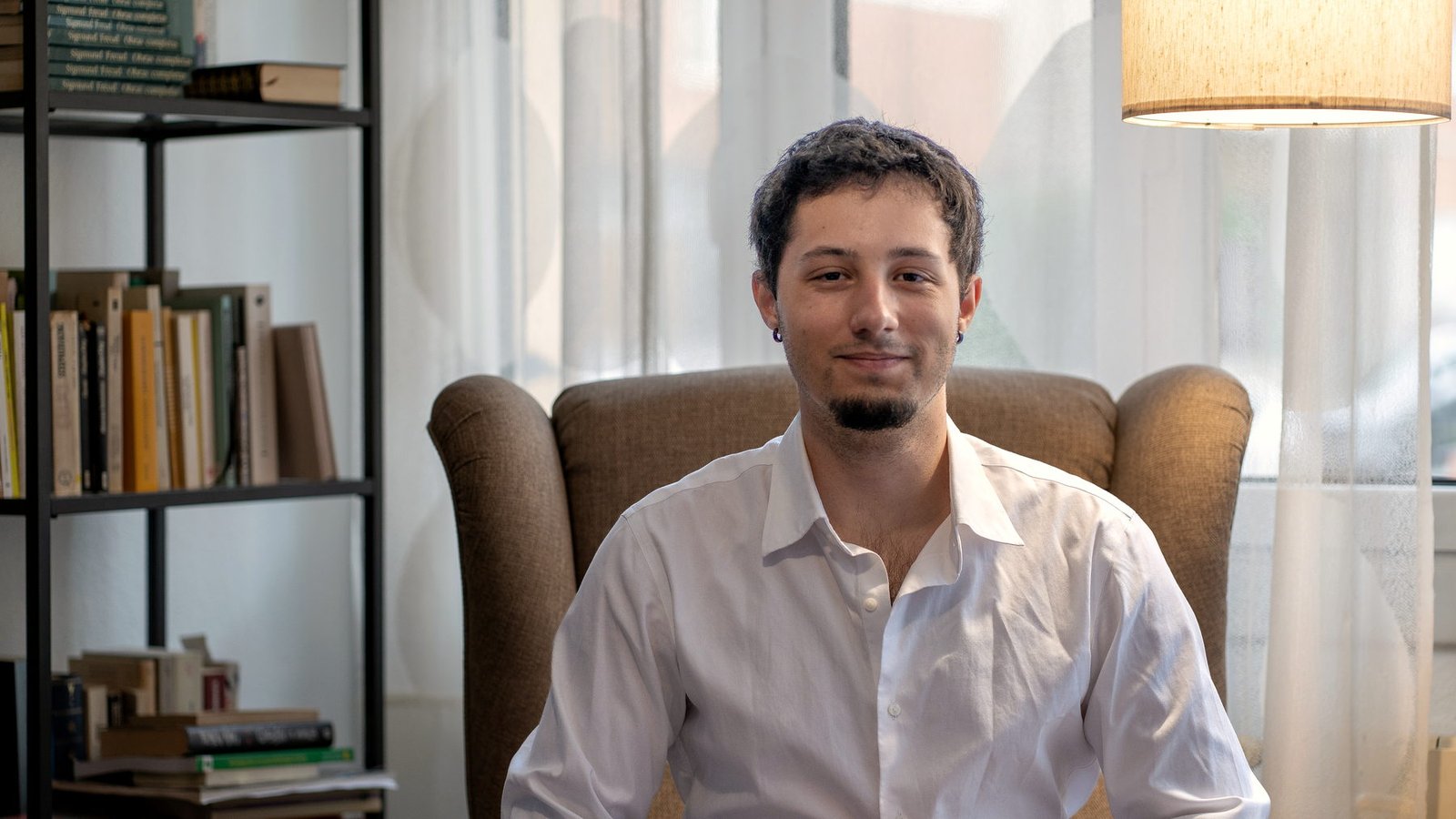Alejandro Navas en su consulta de psicología en Barcelona